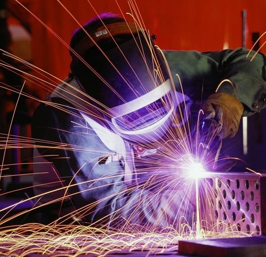 二氧化碳保护焊二氧化碳保护焊的气瓶要放在离火源较远的地方,不得