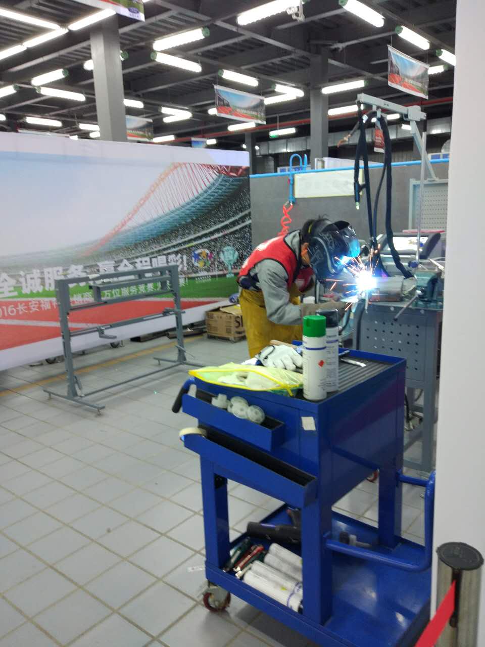 钣金比赛  —— 钣金这边进行到倒数第二组,真是火花四射